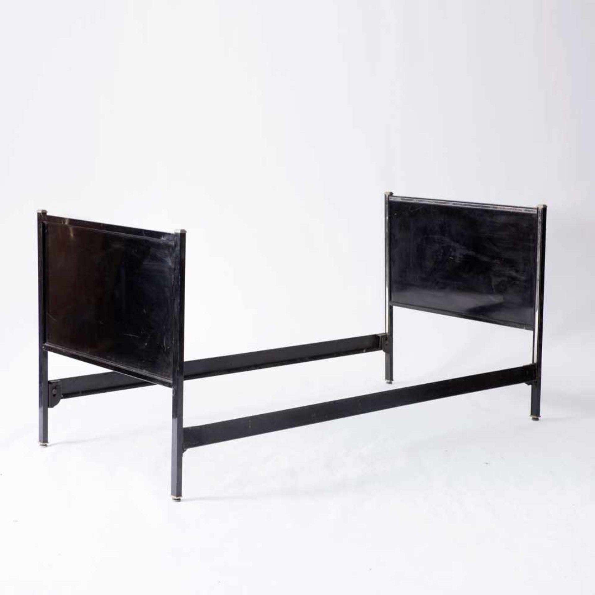 Bettrahmen, um 1932 Norman Bel Geddes H. 93,5 x 197 x 97,5 cm. Simmons Furniture Manufacturers, USA. - Bild 2 aus 4