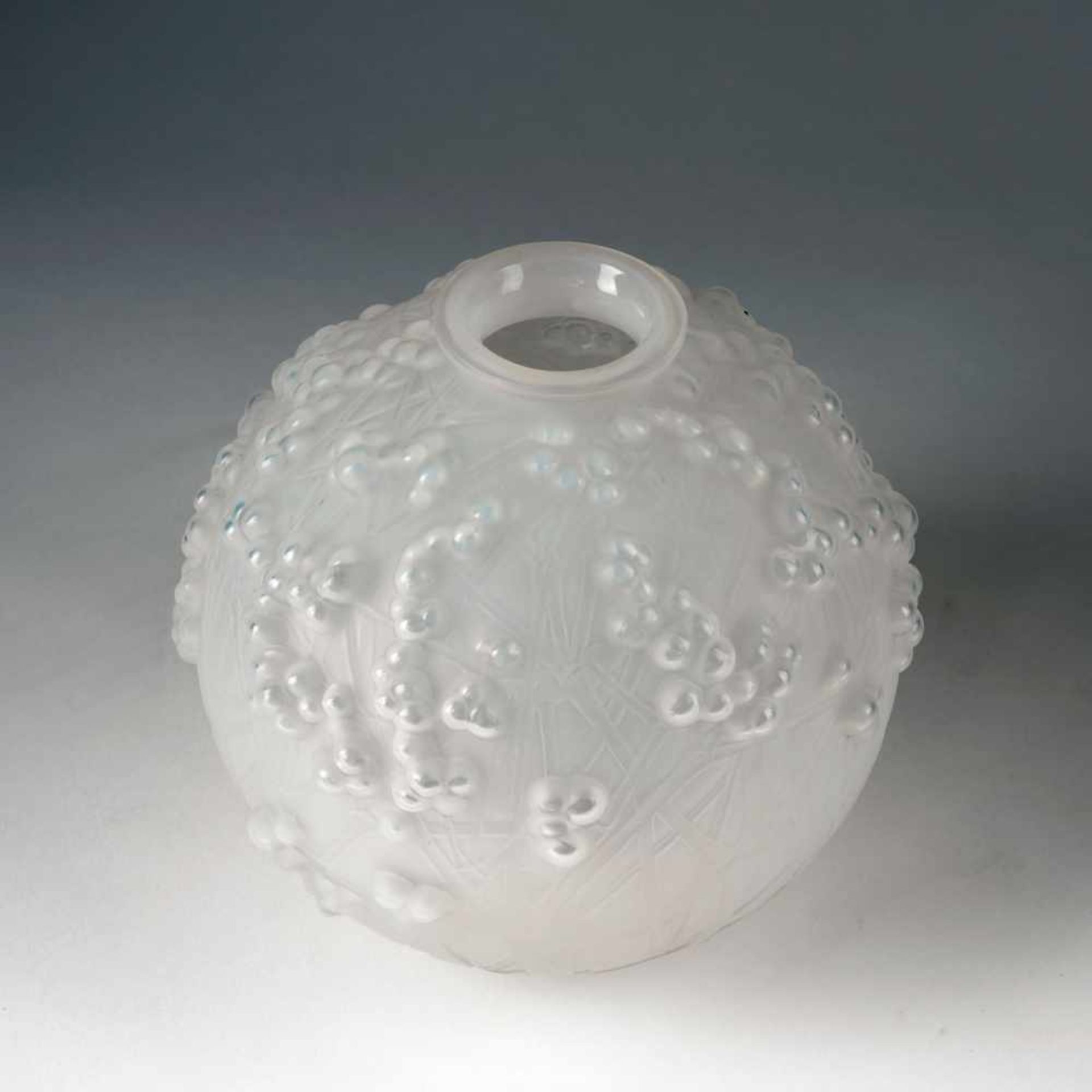 Vase 'Druide' - 'Gui de chêne', 1924 René Lalique, Wingen-sur-Moder H. 17,5 cm. Modelgeblasenes, - Bild 2 aus 3