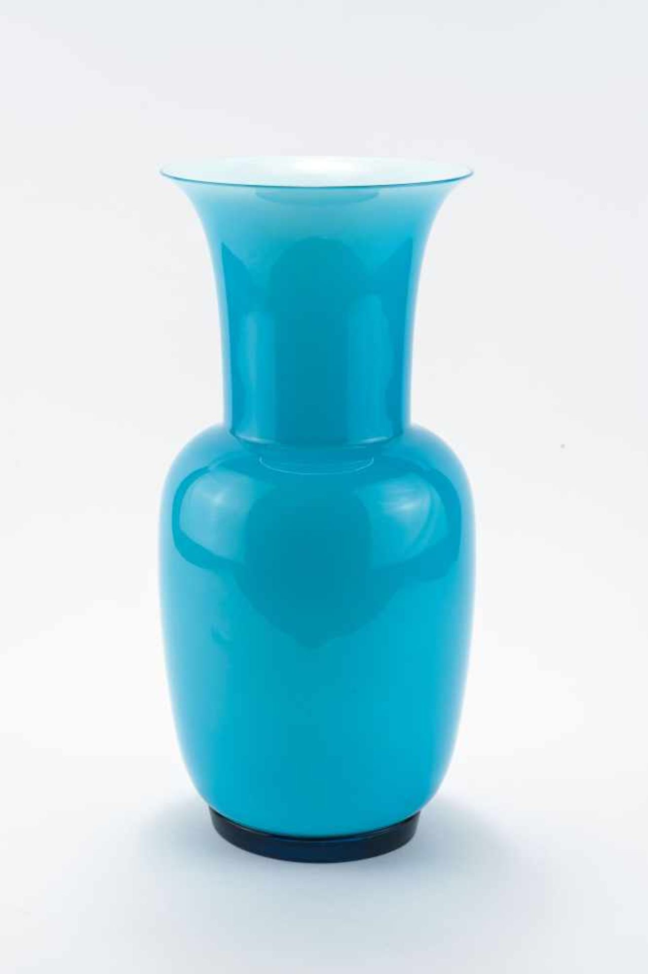 Vase, 1991 Venini & C. Balusterform. H. 36 cm. Überfangglas, farblos, weiß und azurblau, Standring - Bild 2 aus 2