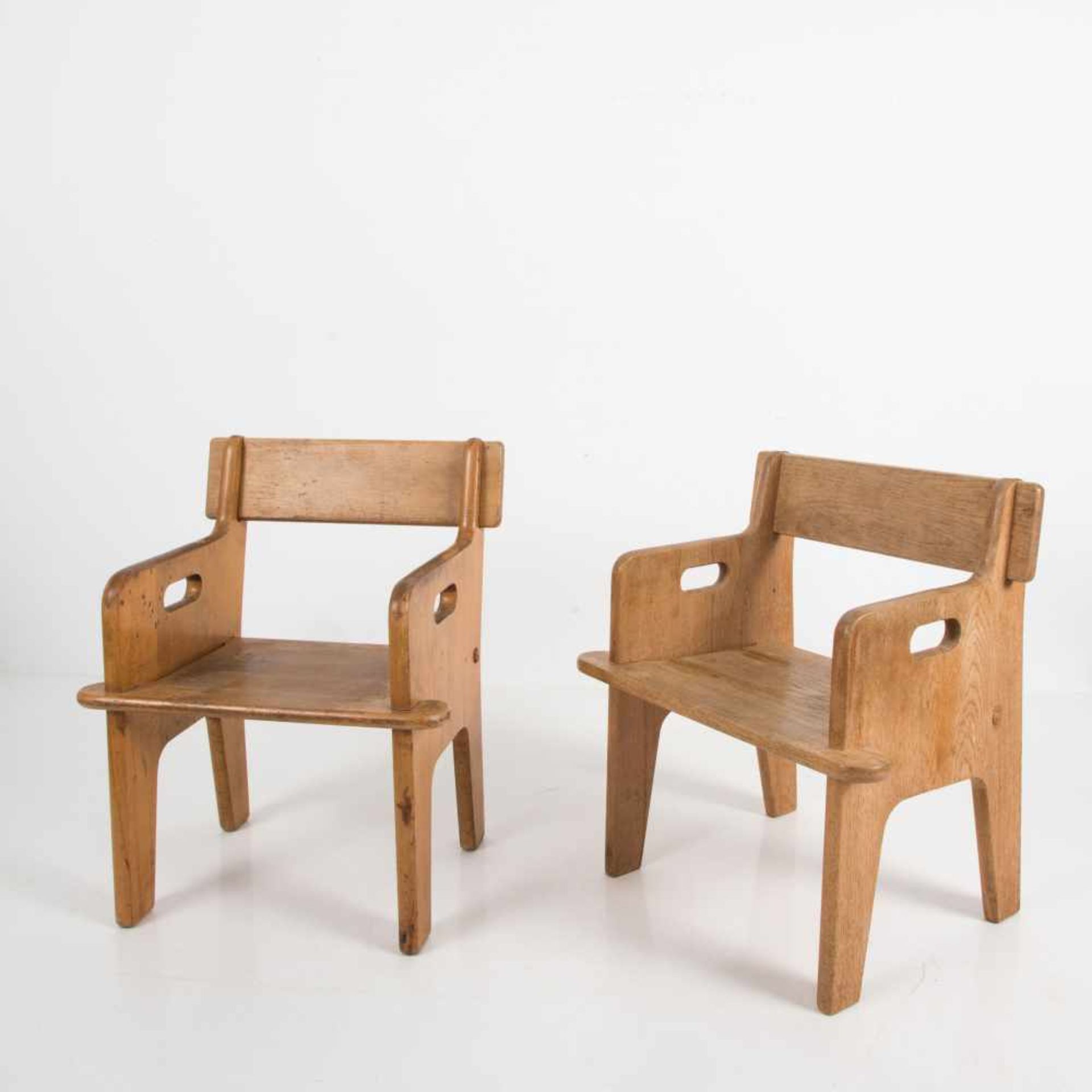 Zwei Kinderstühle 'Peter's chair', 1944 Hans J. Wegner H. 46 x 42,5 x 31,5 cm. Getama, Gedsted. - Bild 2 aus 2