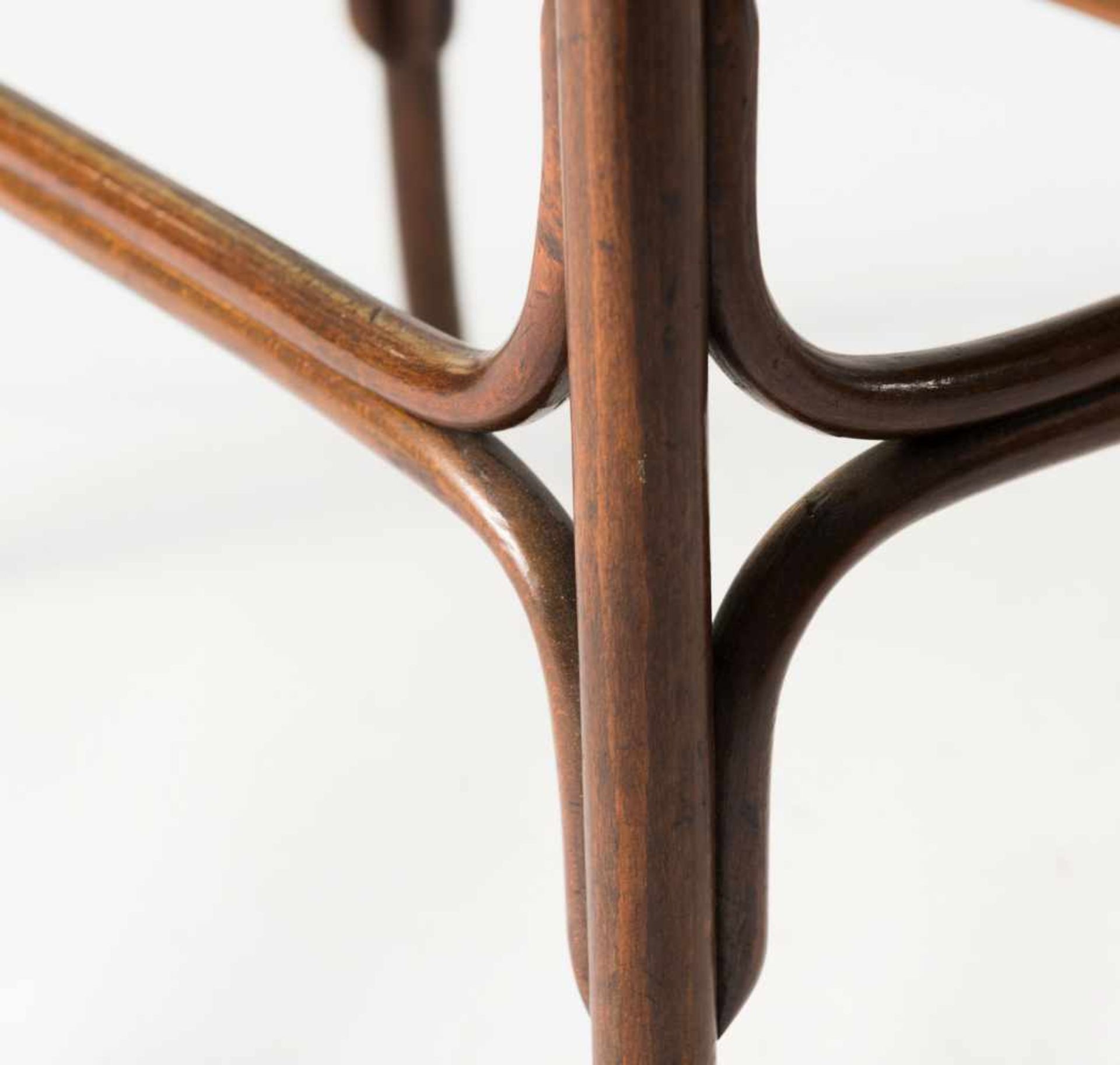 Zwei Beistelltische, 1910er Jahre Thonet, Wien H. 70,2 x 37,5 x 58 cm. Buchenholz- und Bugholz. - Bild 2 aus 10