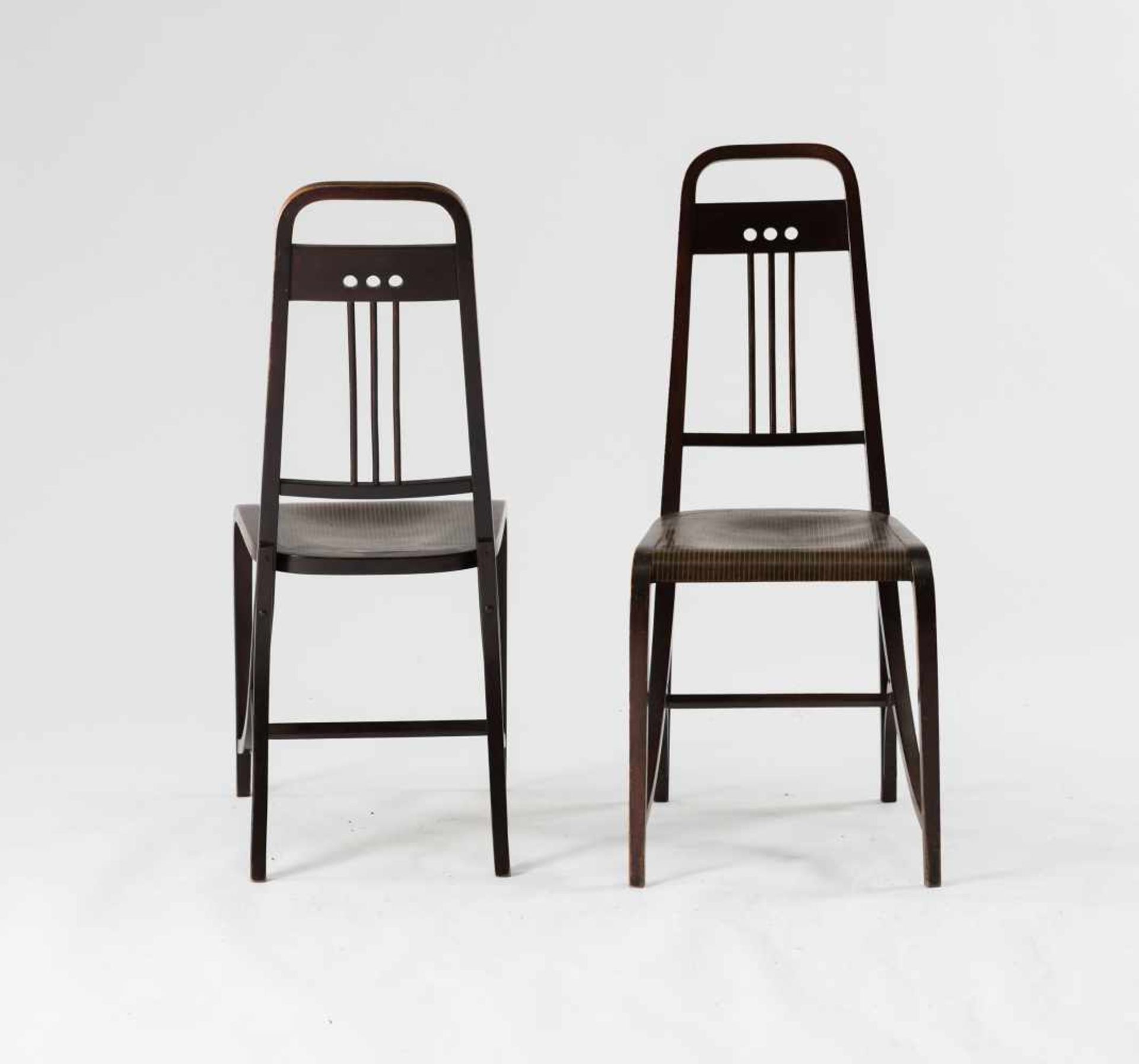 Zwei Stühle '511', um 1905 Thonet, Wien H. 99,5 x 41,5 x 55,5 cm. Buchenholz, Schichtholz, dunkel - Bild 2 aus 6