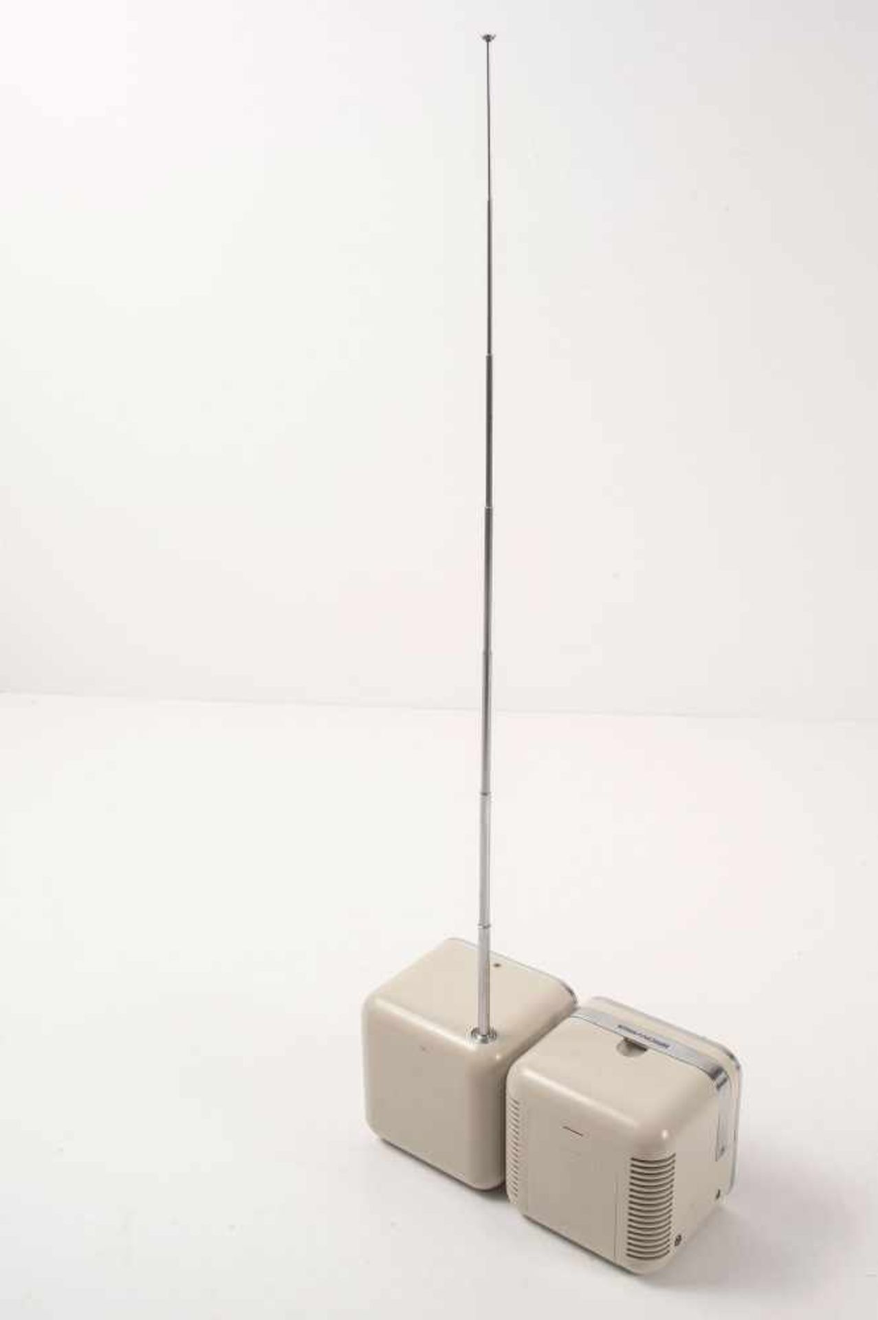 Klappradio 'TS 502', 1964 Richard Sapper; Marco Zanuso H. 13 x 26,5 x 13 cm (aufgeklappt). - Bild 4 aus 6