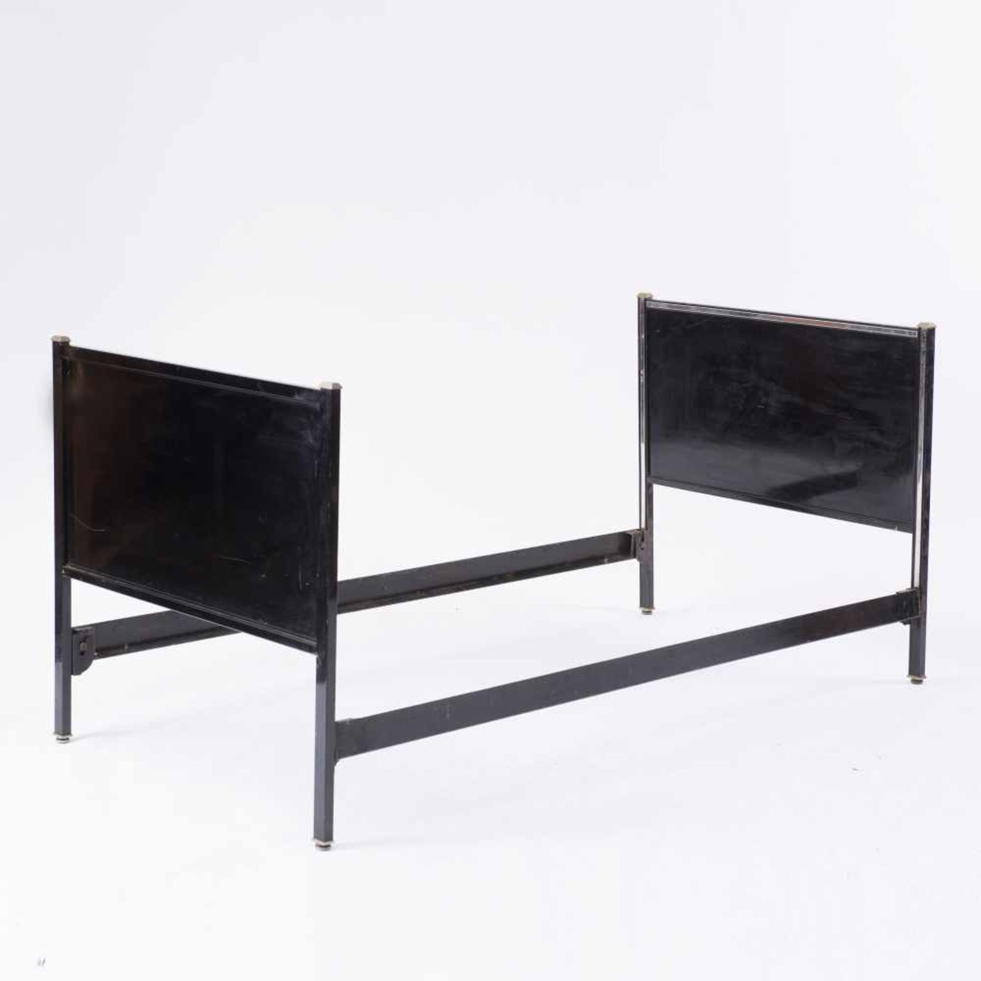 Bettrahmen, um 1932 Norman Bel Geddes H. 93,5 x 197 x 97,5 cm. Simmons Furniture Manufacturers, USA.