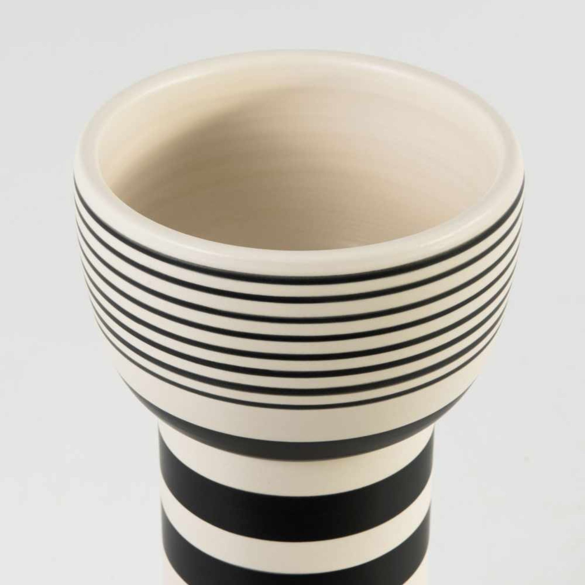 Vase 'Vaso Calice', um 1986 Ettore Sottsass H. 47,1 cm. Bitossi, Montelupo. Steingut, cremeweiß - Bild 2 aus 5