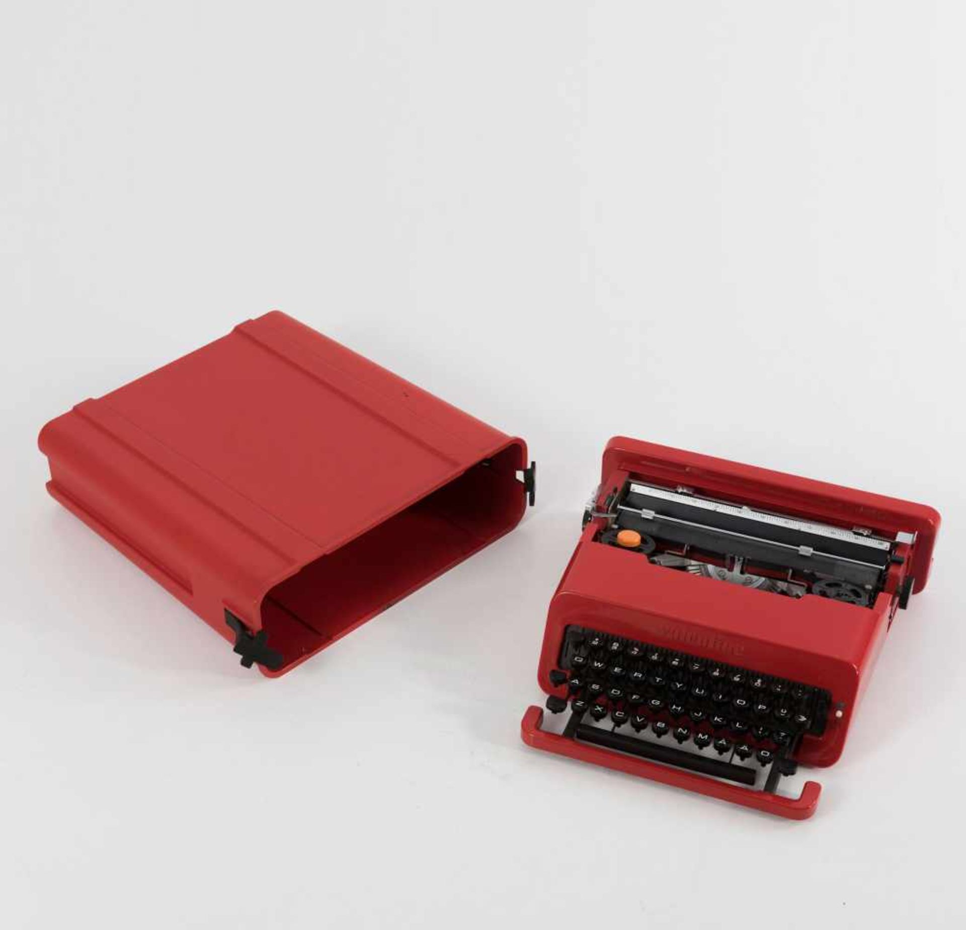 Schreibmaschine 'Valentine S', 1969 Ettore Sottsass H. 11,5 x 35 x 34,2 cm. Olivetti, Ivrea. Rotes - Bild 5 aus 5