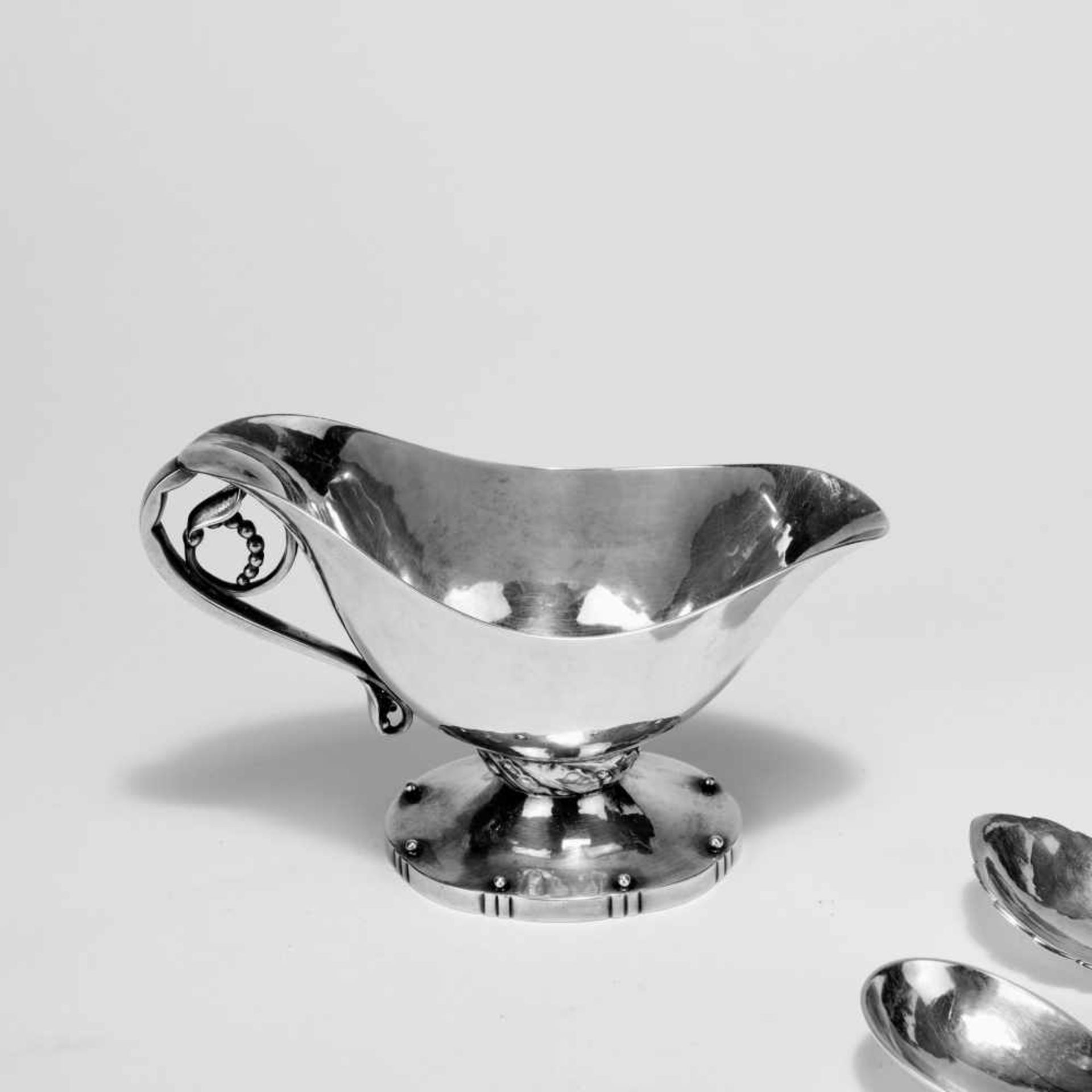 Kleine Sauciere mit zwei Löffeln, um 1915 Georg Jensen Sauciere: H. 9 cm, L. 14,1 cm; 2 Löffel: L. - Bild 3 aus 3