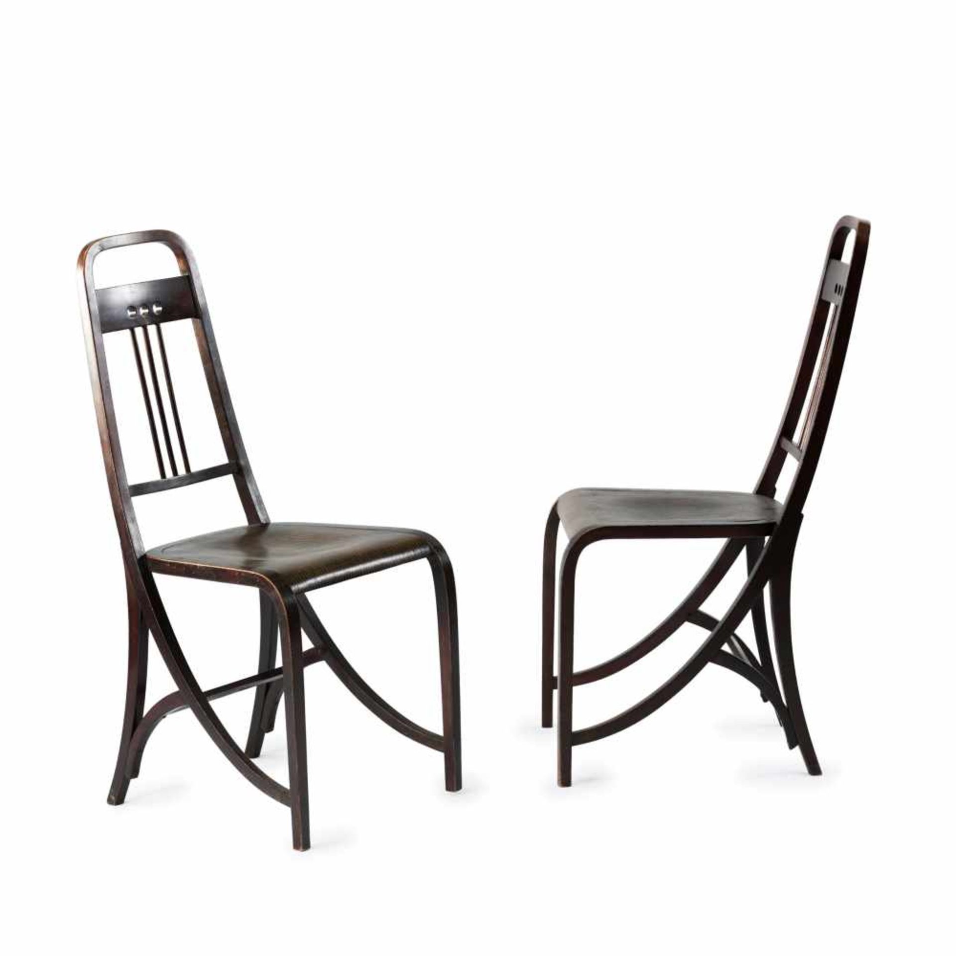 Zwei Stühle '511', um 1905 Thonet, Wien H. 99,5 x 41,5 x 55,5 cm. Buchenholz, Schichtholz, dunkel