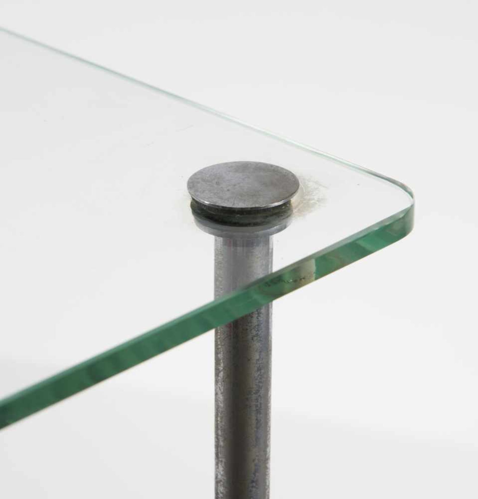 Präsentationsregal, 1950er Jahre Italien H. 93 x 40 x 30 cm. Metallrohr, farbloses Glas. Shelf, - Bild 4 aus 5