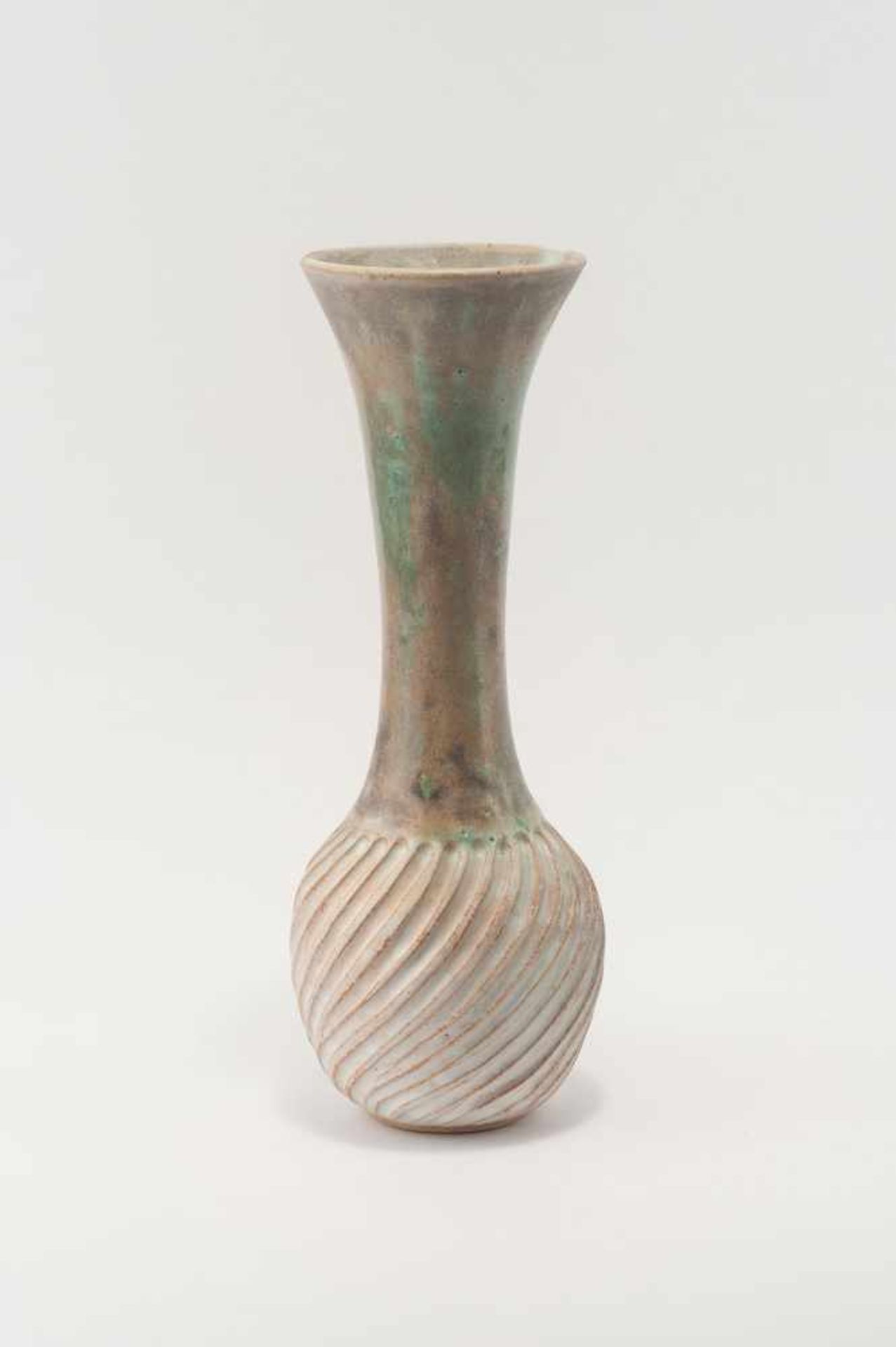 Vase, 1950er Jahre Lucia, Italien H. 33,8 cm. Steingut, hellgrün über weiß glasiert. Bez.: Lucia ( - Bild 2 aus 2