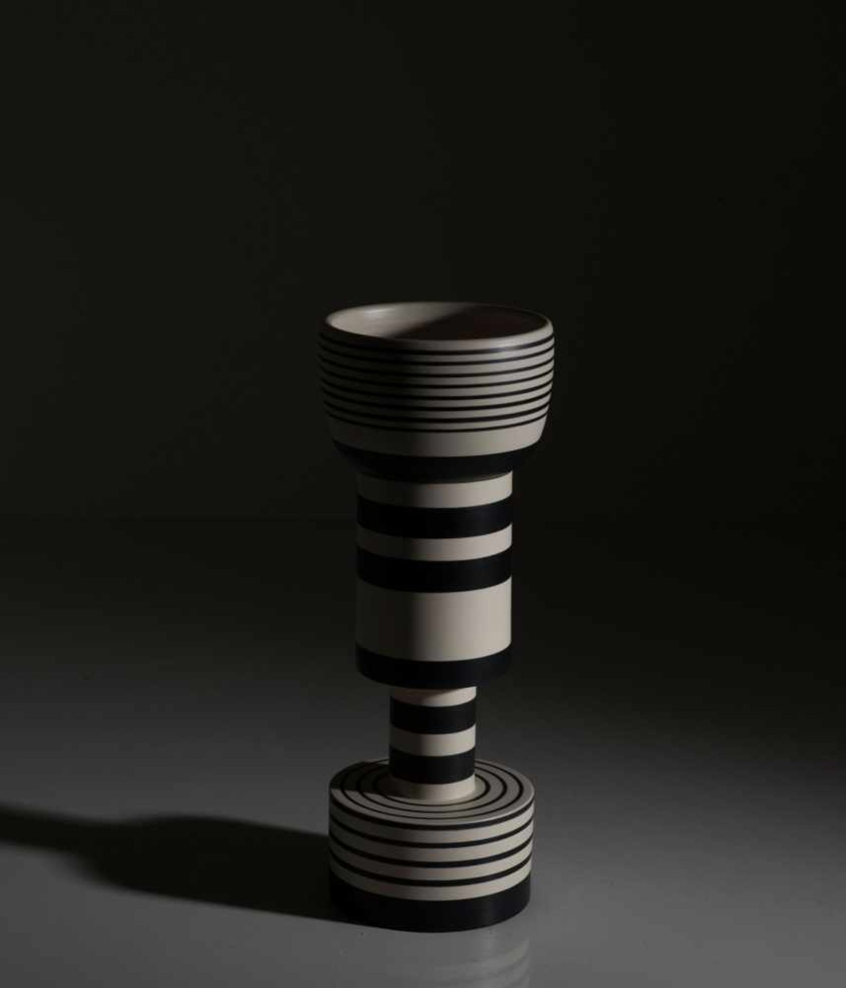 Vase 'Vaso Calice', um 1986 Ettore Sottsass H. 47,1 cm. Bitossi, Montelupo. Steingut, cremeweiß - Bild 3 aus 5