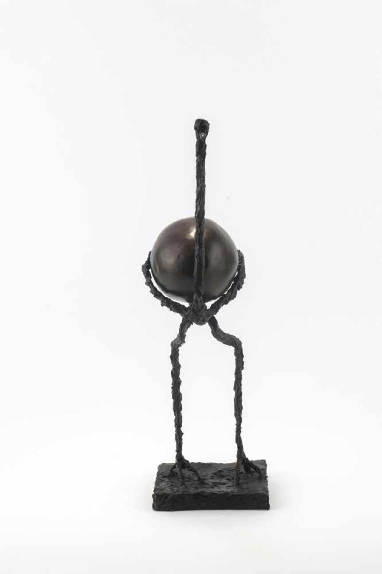 Skulptur 'Strauß', 1970er Jahre Italien H. 46,5 cm. Bronze, dunkel patiniert. Ei abnehmbar. ' - Bild 2 aus 3