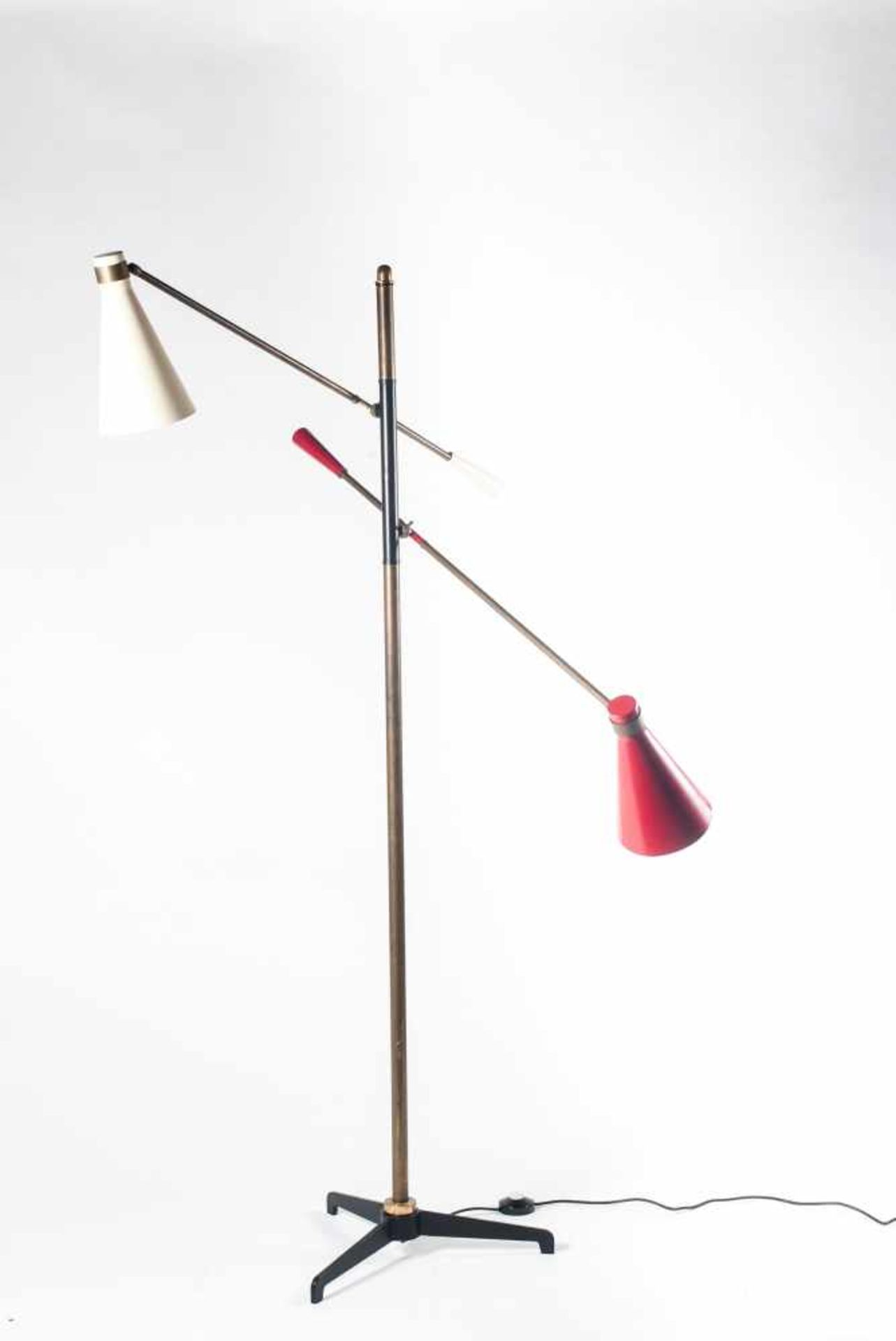 Stehleuchte, um 1955 Italien H. 200 cm, Schirme: Dm. 15,5 cm. Metallblech, rot und weiß lackiert, - Bild 2 aus 5