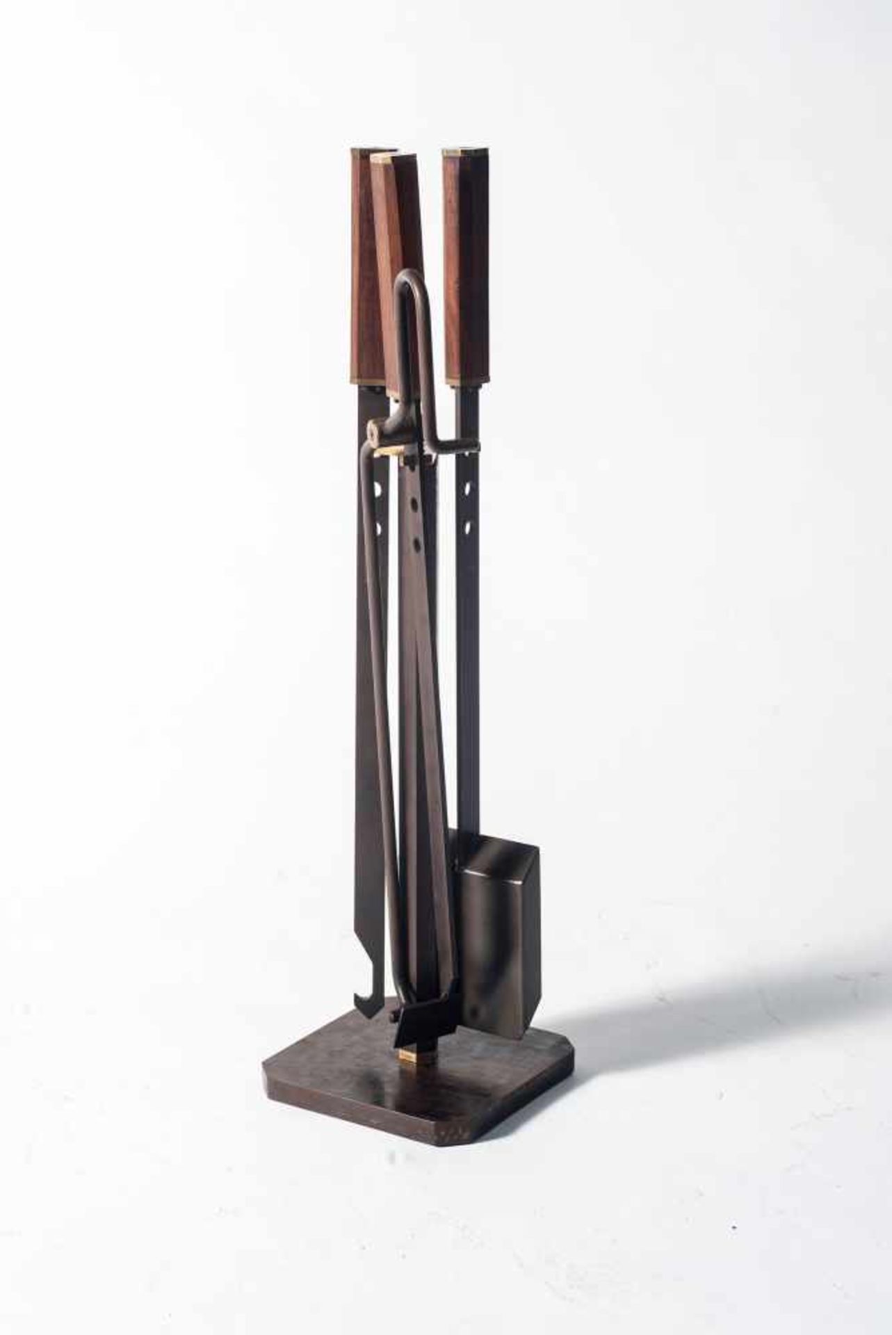 Kaminset, 1970er Jahre Afra Scarpa; Tobia Scarpa H. 74 x 20 x 20 cm. Werkzeuge je 70 cm lang. - Bild 2 aus 2