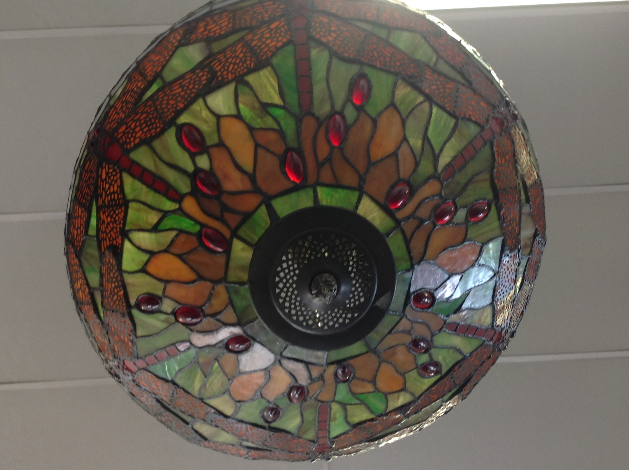 A tiffany style hanging light with leaded glass shade in the dragonfly pattern, - Image 3 of 3