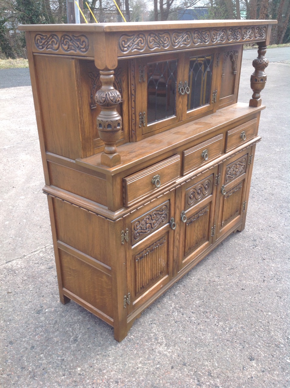 A carved oak cupboard with leaded glass doors - Image 3 of 3