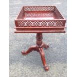 A Georgian style mahogany occasional table