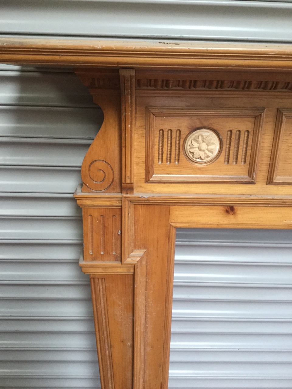 A reproduction hardwood chimneypiece - Image 3 of 3