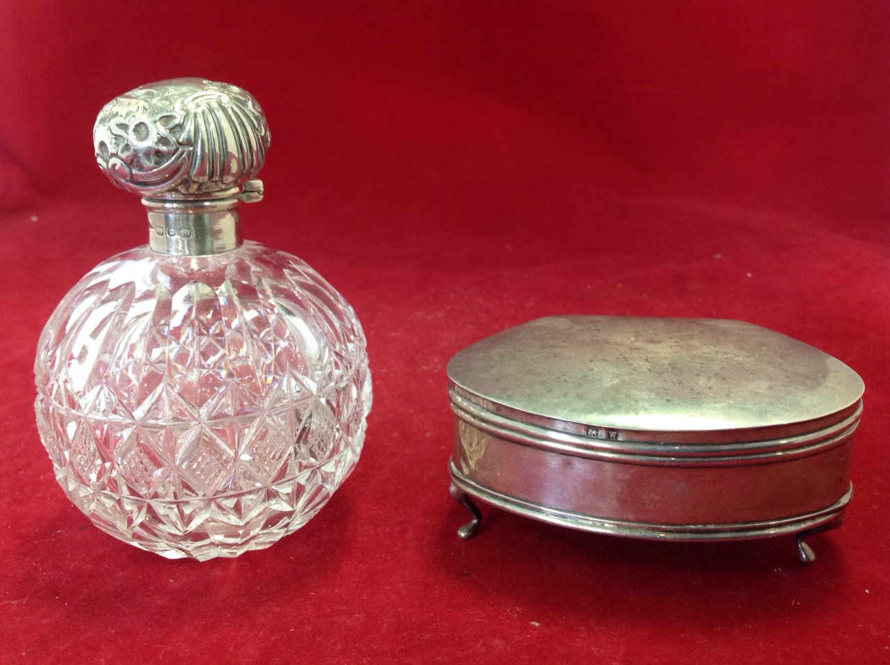 A kidney shaped hallmarked silver jewellery box with hinged lid raised on scrolled feet - Birmingham - Image 3 of 3