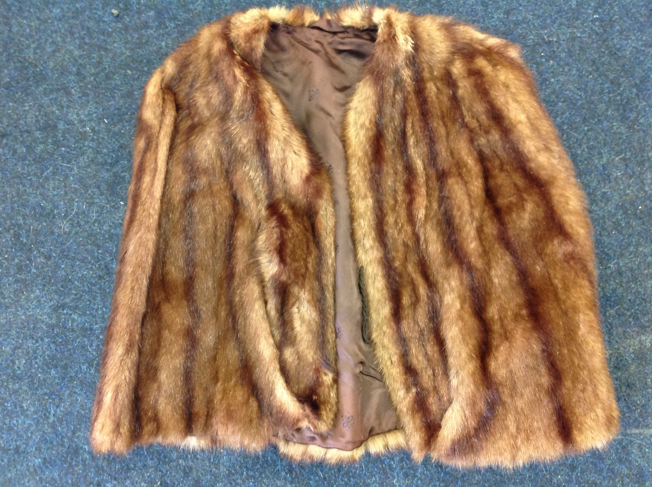 A lined mink fur cape; and a long mink scarf. (2) - Image 2 of 3