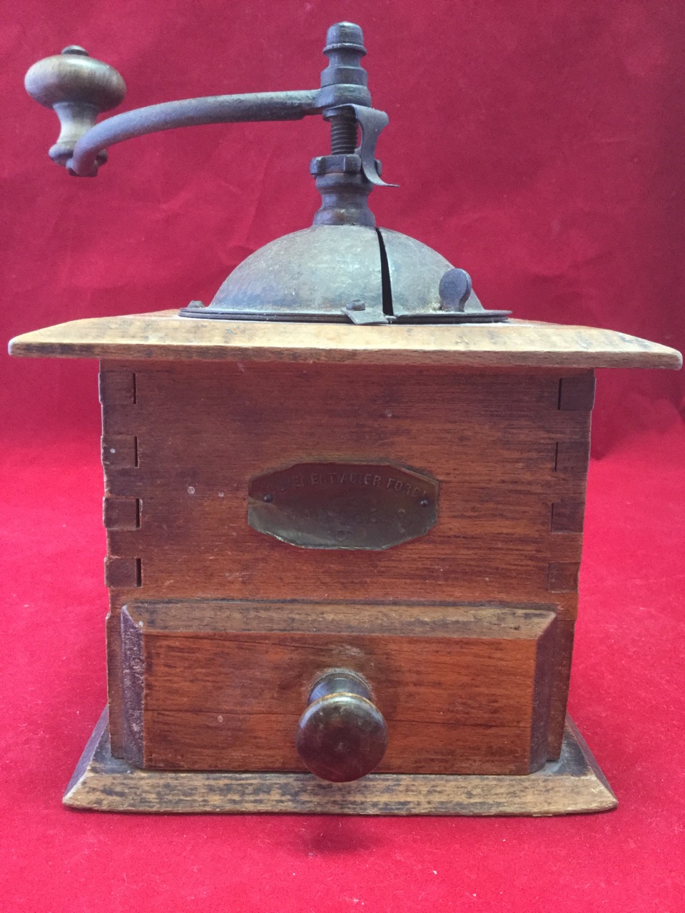 An oak coffee grinder, with crank handle above a domed enclosure, the dovetailed case with knobbed - Bild 3 aus 3