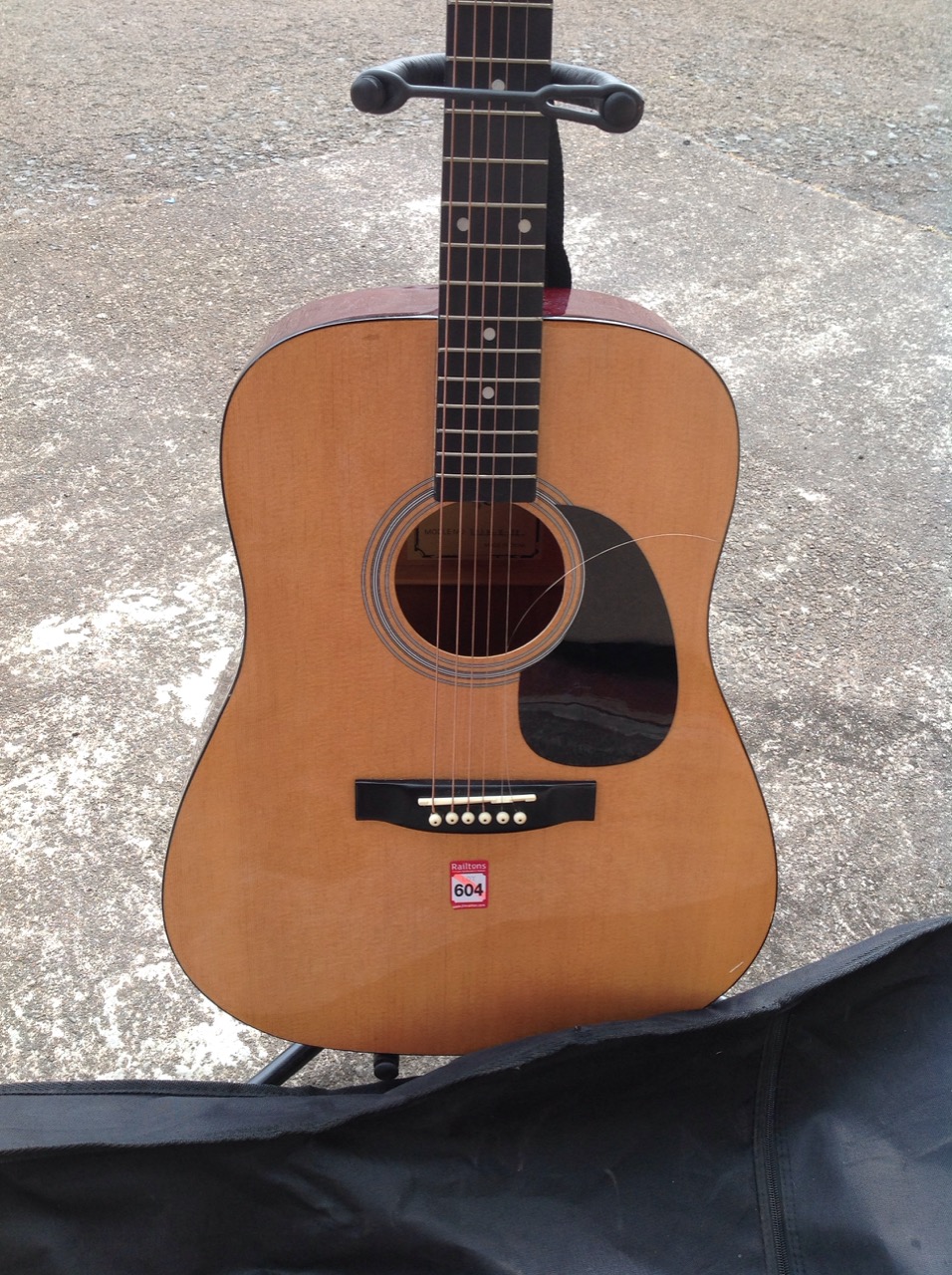 A Martin Smith steel string guitar, with ebonised fingerboard and cedar soundboard, complete with - Bild 3 aus 3