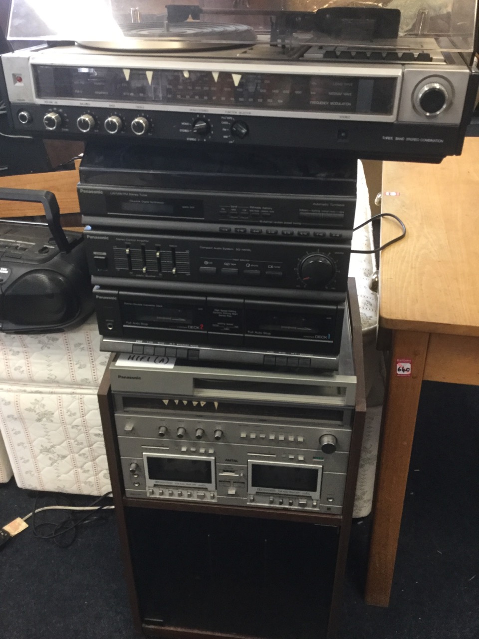 A quantity of hi-fi gear including a Panasonic stack in cabinet, radios, speakers, a Philips - Bild 2 aus 3