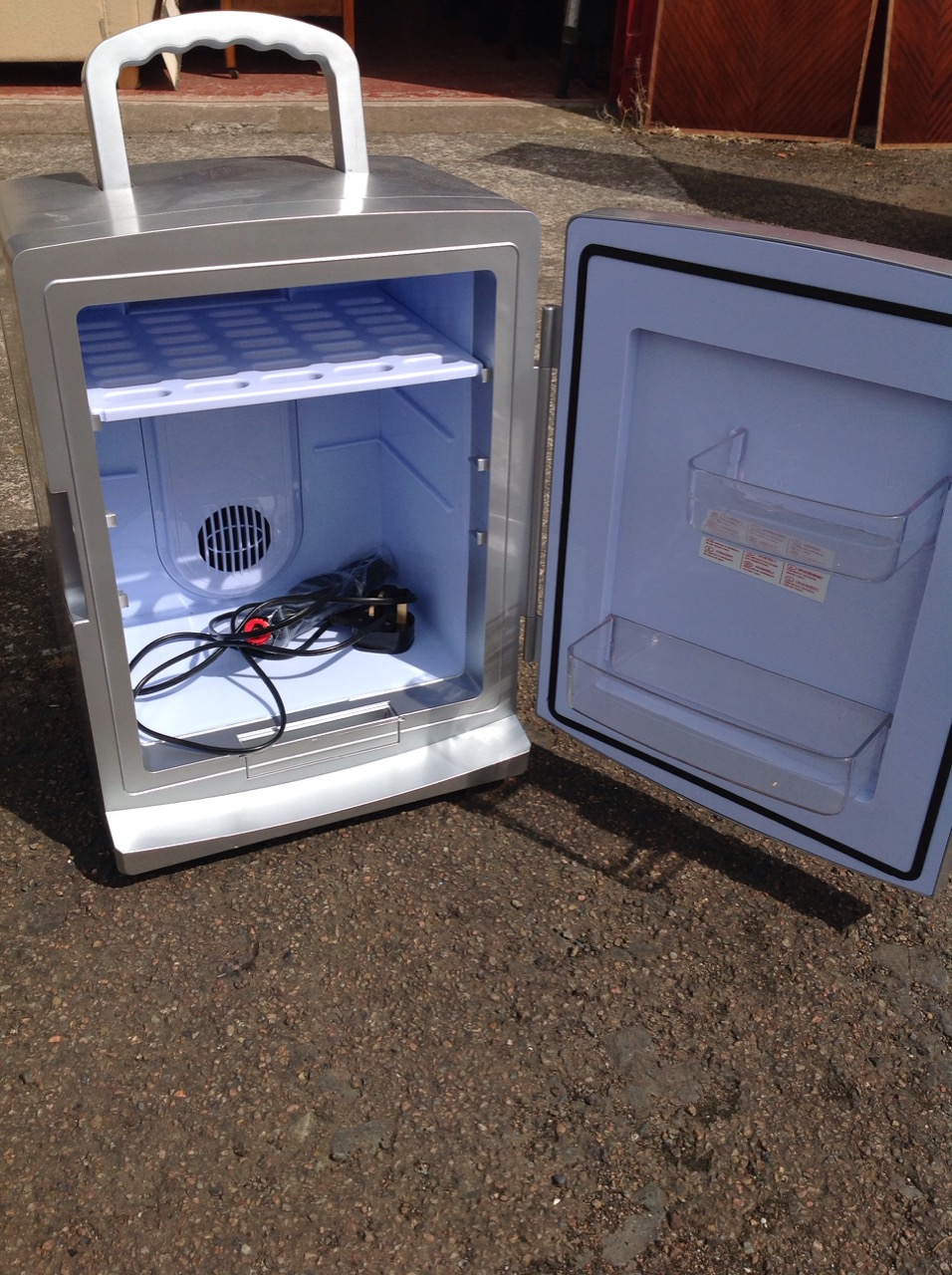 A tabletop thermoelectric cooler/warmer, the machine with instructions & unused. - Image 3 of 3