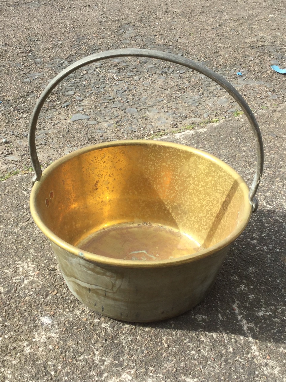 A graduated pair of Victorian brass jam pans with rolled rims and riveted iron handles. (2) - Image 3 of 3