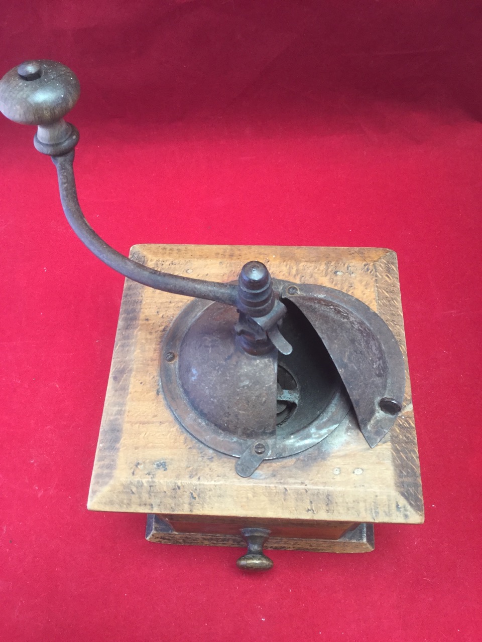 An oak coffee grinder, with crank handle above a domed enclosure, the dovetailed case with knobbed - Bild 2 aus 3