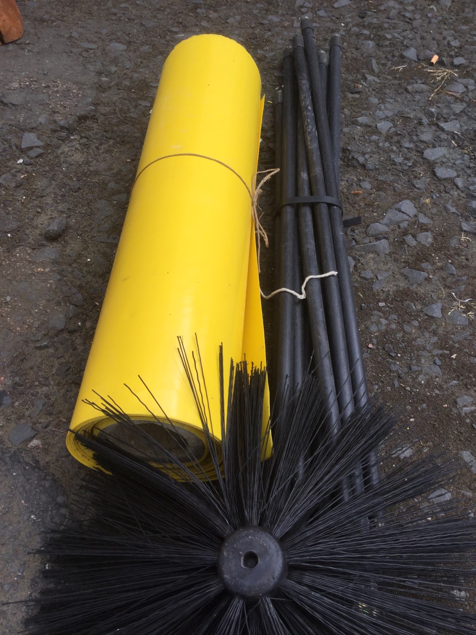 A set of flexible draining or chimney rods; and a roll of garden plastic. (2) - Image 2 of 3