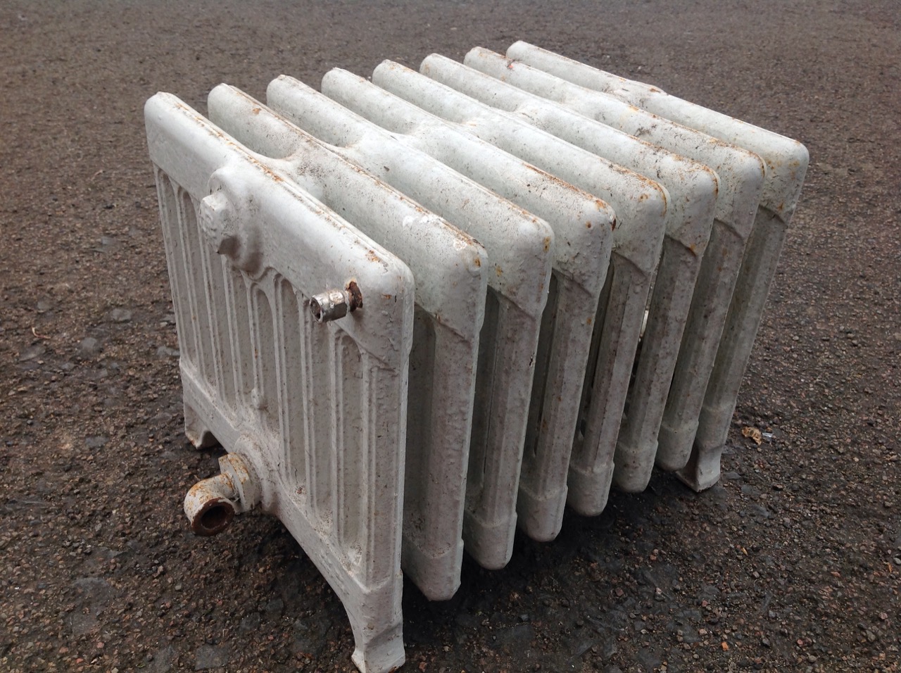 A low Edwardian cast iron radiator with eight panels; and an unused modern Victorian style - Image 3 of 3