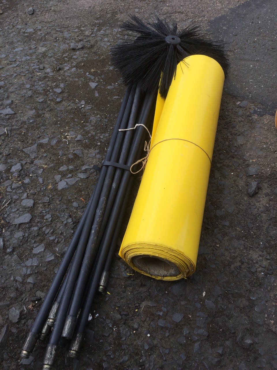 A set of flexible draining or chimney rods; and a roll of garden plastic. (2) - Image 3 of 3