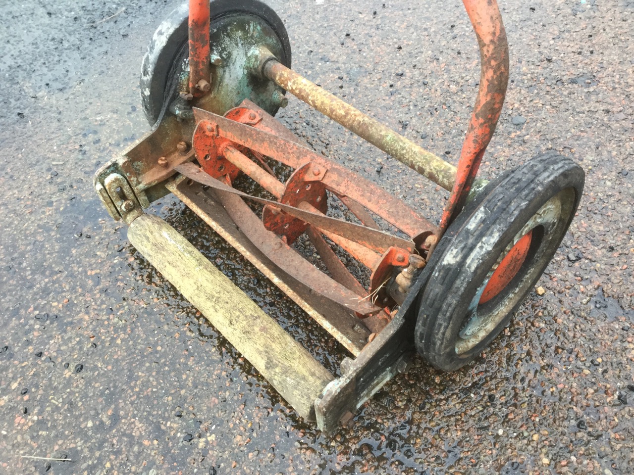 A push-along Qualcast garden lawnmower. - Image 2 of 3