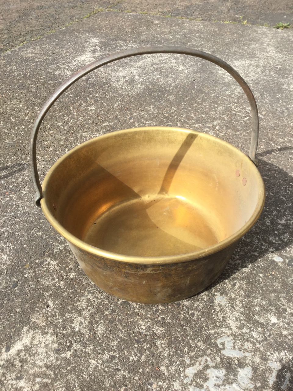 A graduated pair of Victorian brass jam pans with rolled rims and riveted iron handles. (2) - Image 2 of 3