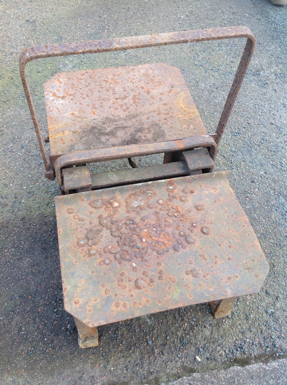 A set of Victorian sack scales, with two weighing platforms on rectangular iron base. - Image 3 of 3