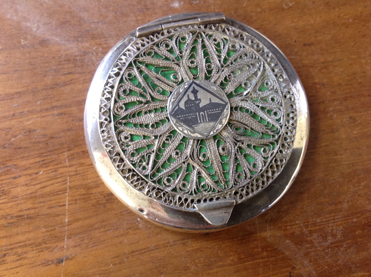 An Egyptian neilo inlaid silver metal compact with filligree lid; a cased Stratton floral enamelled - Bild 2 aus 3