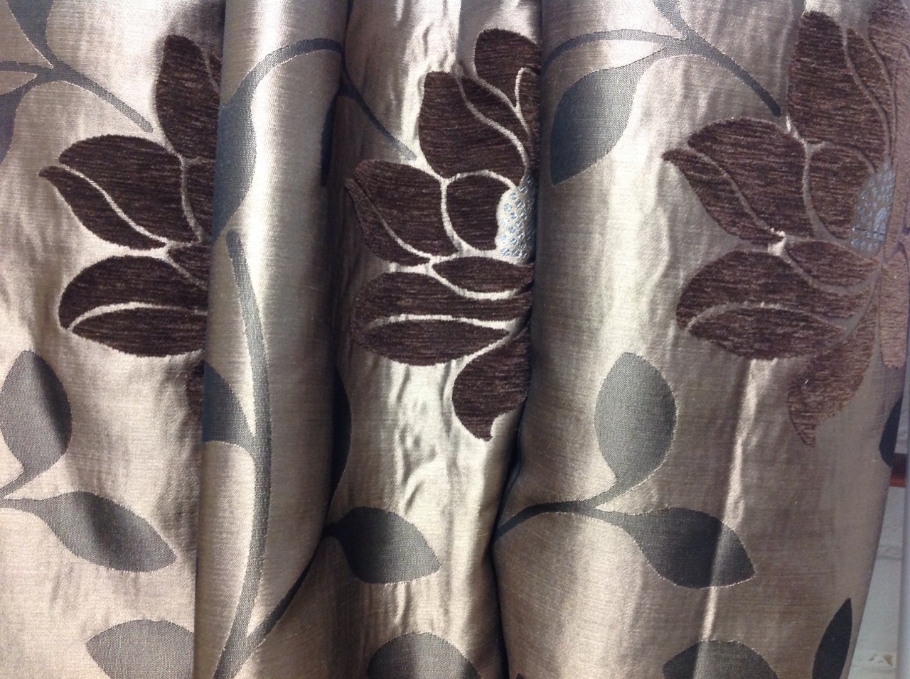 A pair of contemporary lined curtains - Image 2 of 3