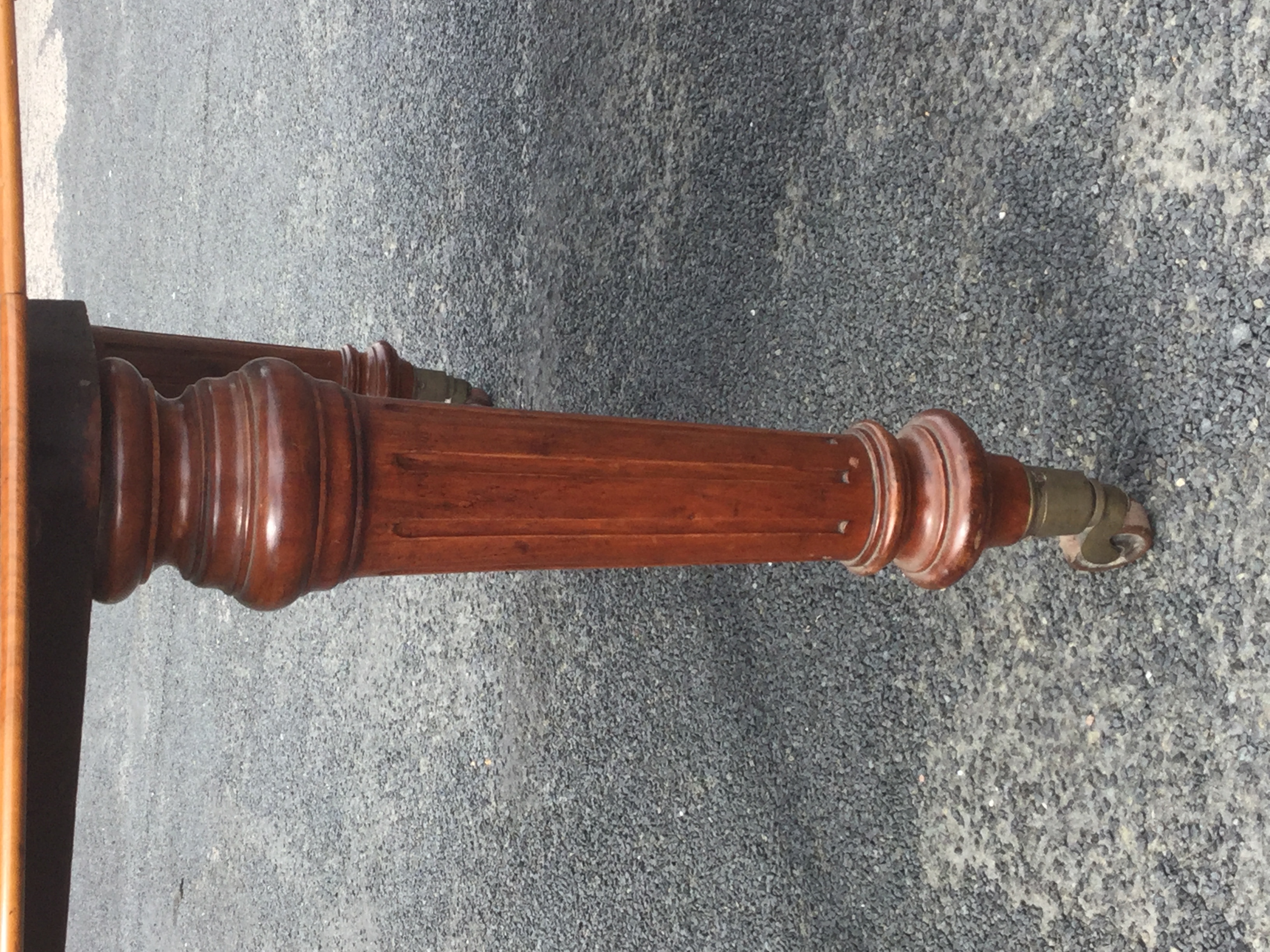 A Victorian walnut dining table with telescopic action and spare leaf - Image 2 of 3