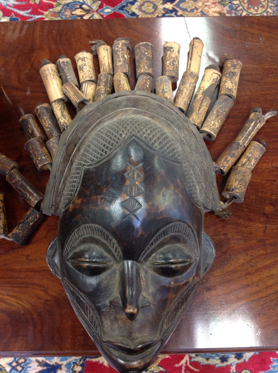 An antique carved tribal style hardwood mask - Image 2 of 3