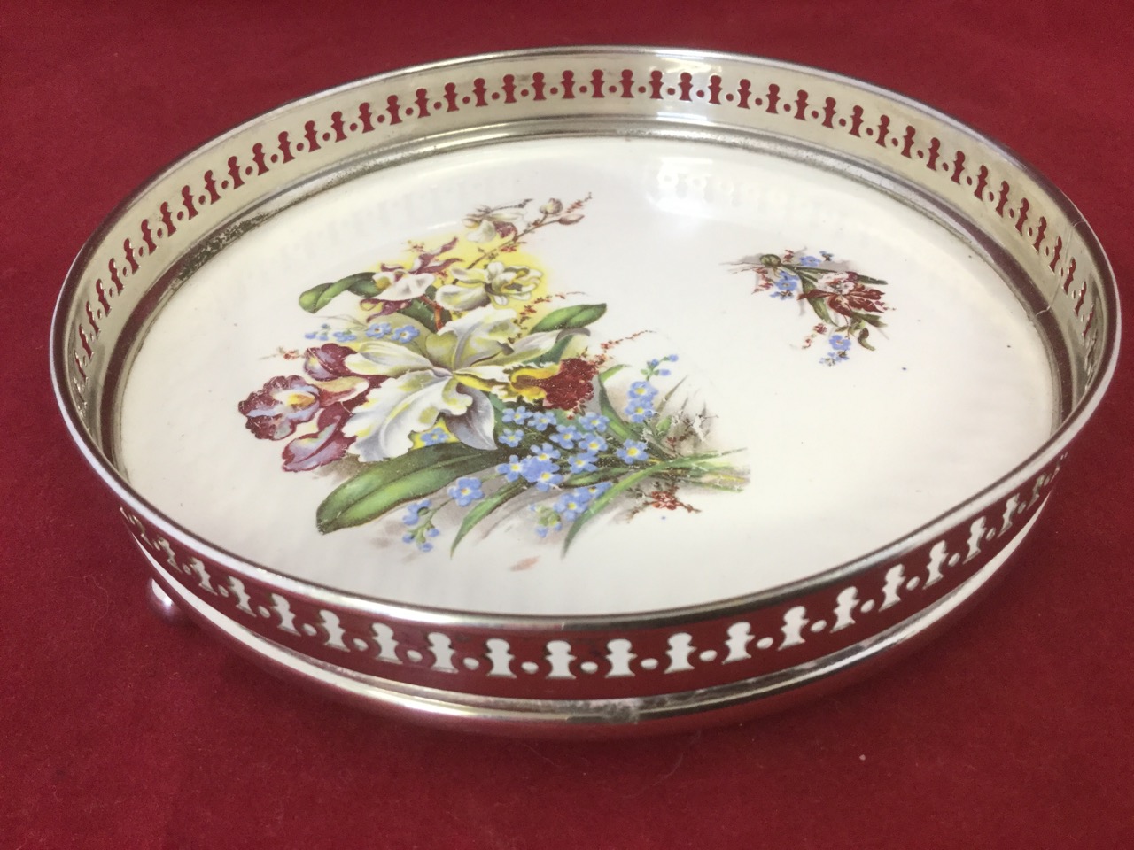 A Villeroy & Boch coaster with floral decoration