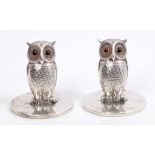 Pair 1920s silver owl menu holders with glass eyes, on circular bases (London 1922), Sampson Mordan,