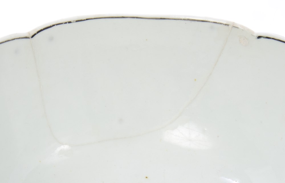 18th century Worcester Hancock black printed bowl with L'Amour pattern decoration, signed, 14. - Image 2 of 3