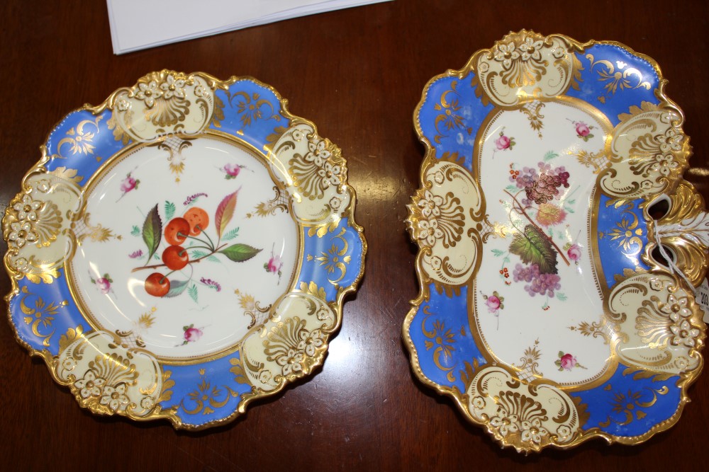 Good quality Victorian Davenport part dessert service with painted grapevine and floral sprigs - Image 13 of 19