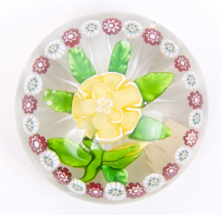 Mid-19th century Baccarat glass paperweight with yellow and white double primrose with green petal - Bild 2 aus 2