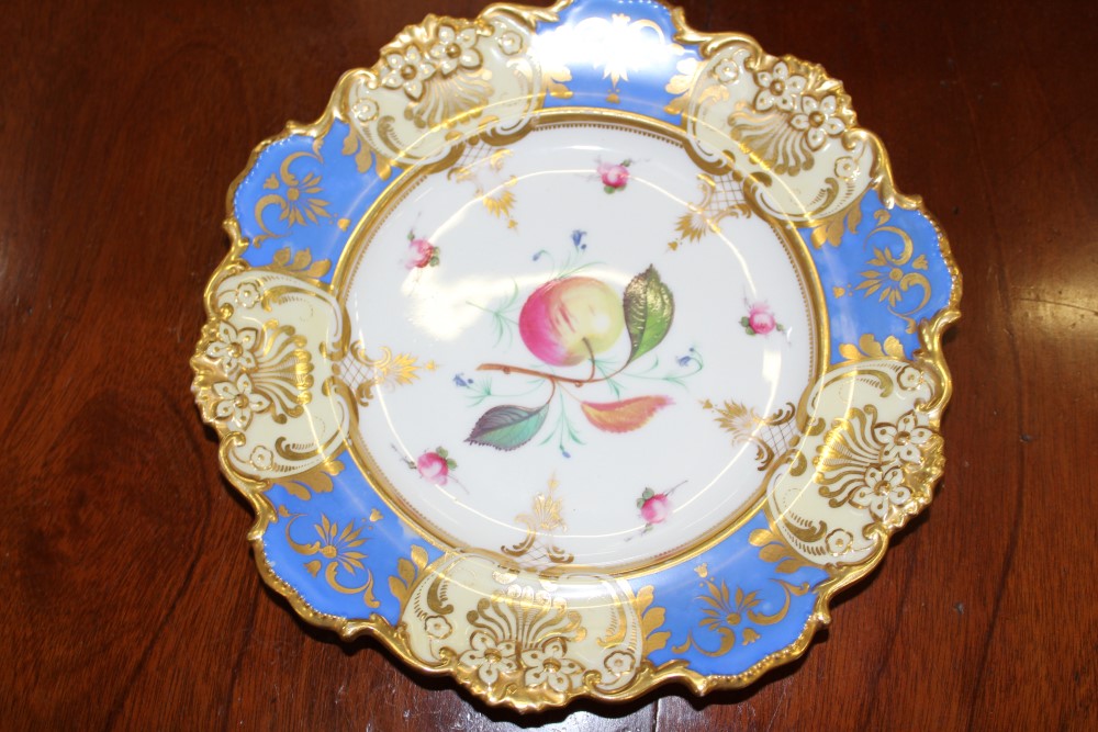 Good quality Victorian Davenport part dessert service with painted grapevine and floral sprigs - Image 11 of 19