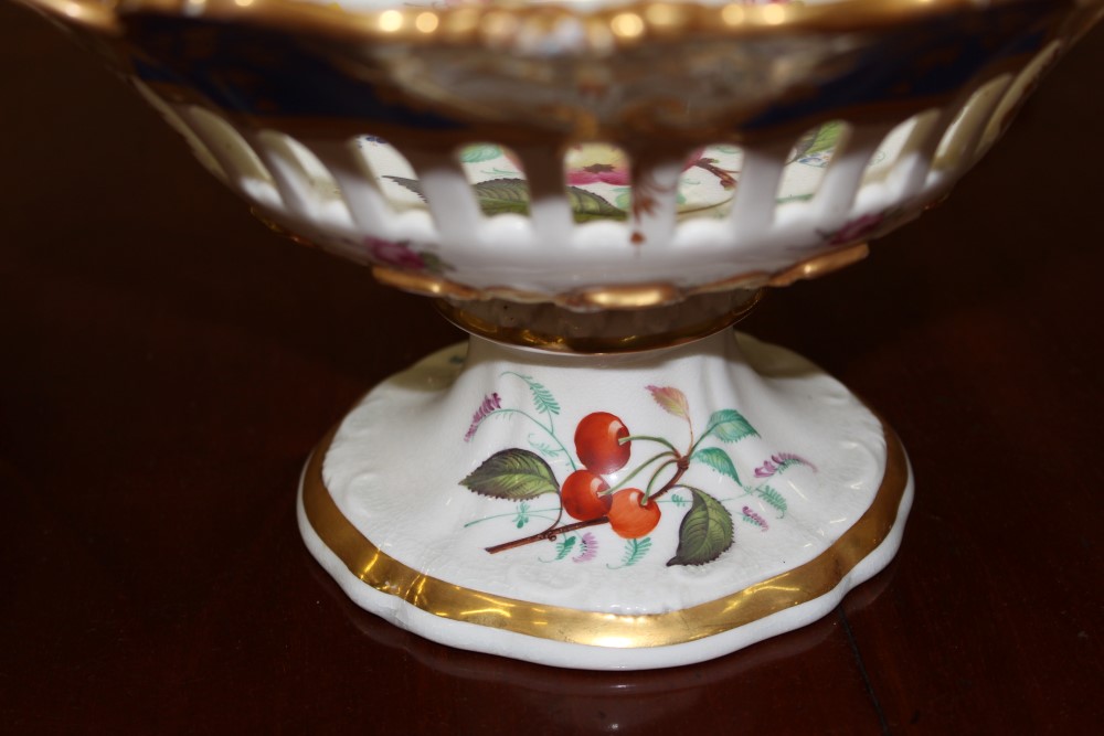 Good quality Victorian Davenport part dessert service with painted grapevine and floral sprigs - Image 18 of 19