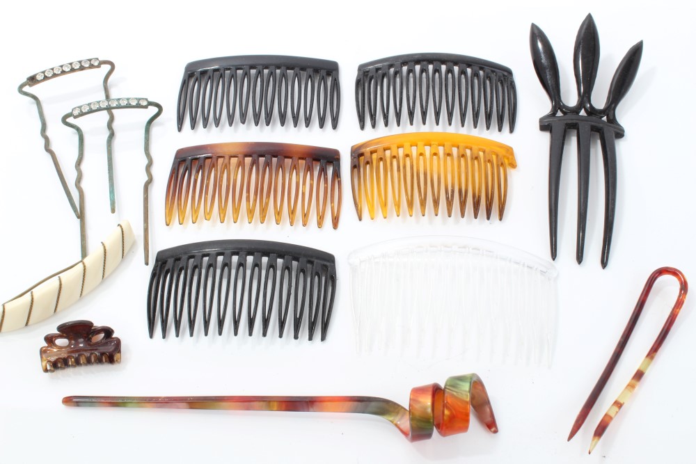 Collection of Victorian and later tortoiseshell and faux tortoiseshell combs and hairpieces - Image 4 of 5