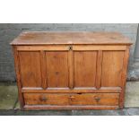 George III pine mule chest with hinged top and four-panelled front and frieze drawer,