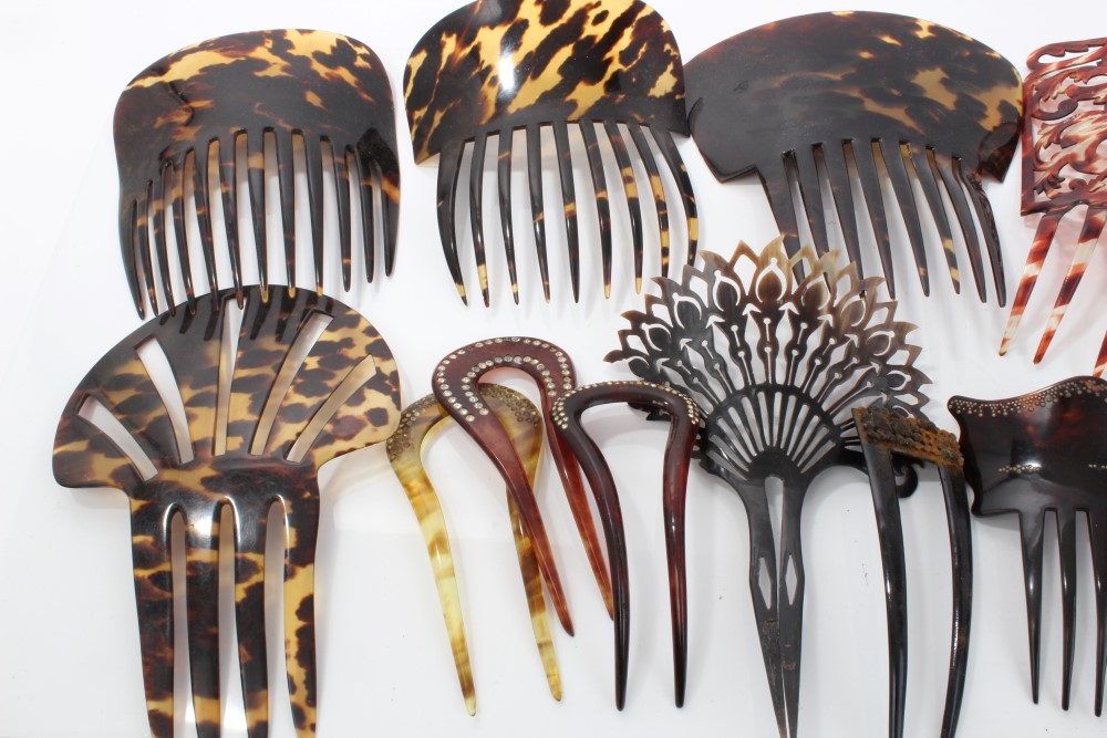 Collection of Victorian and later tortoiseshell and faux tortoiseshell combs and hairpieces - Image 2 of 5